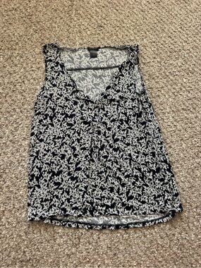 Ann Taylor Black and White Leaf-Print V-Neck Tank